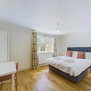 Apartment Duplex Town Centre By Livingo, Redhill (Surrey)